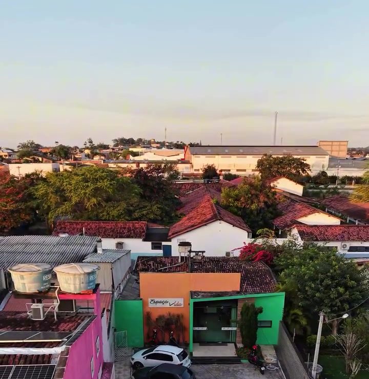 Vista aérea da Clínica Espaço Vida e da rua, em Gravatá, ao entardecer
