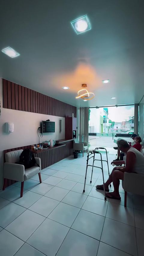 Recepção ampla e iluminada da clínica